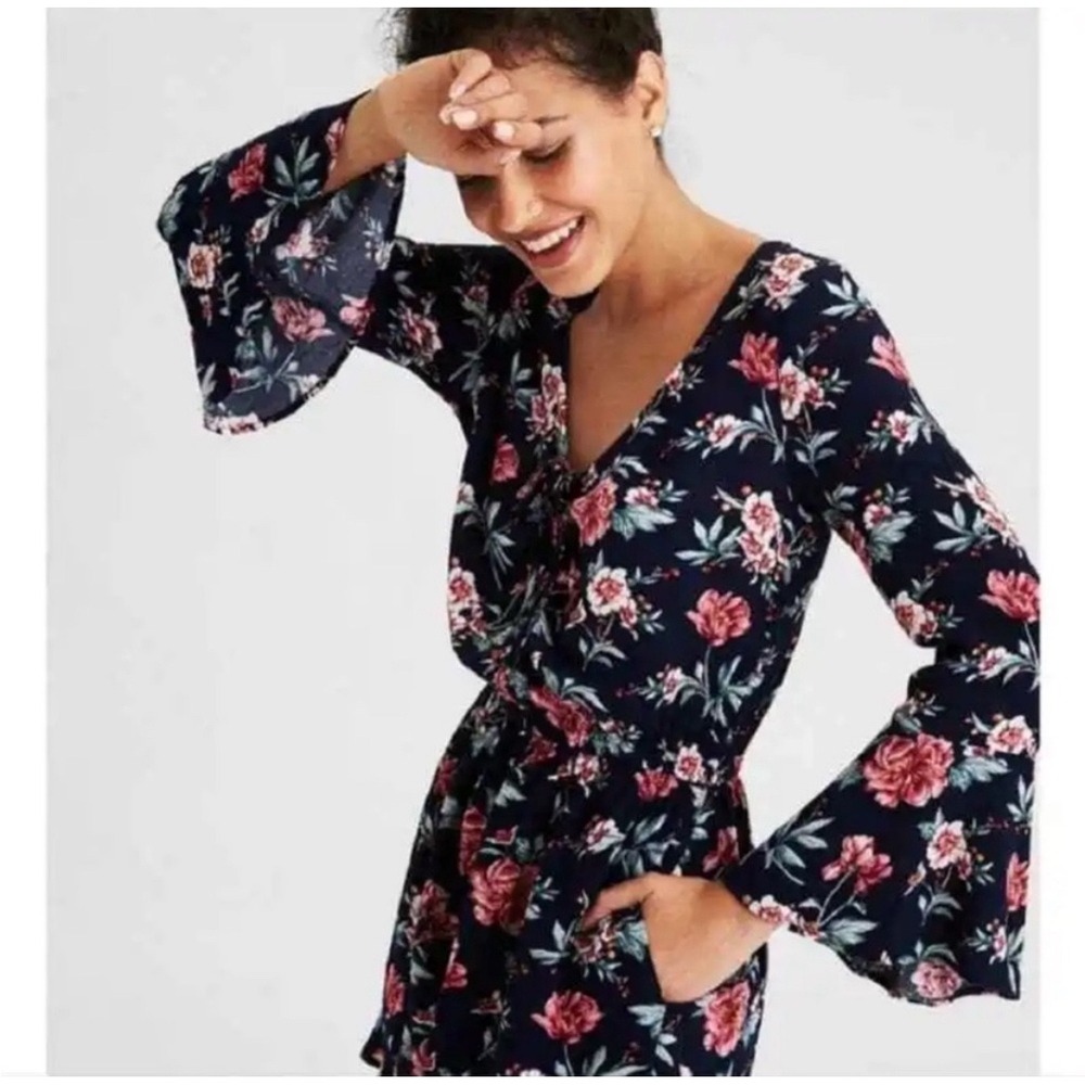 American Eagle Navy Floral‎ Bell Sleeve Romper V-Neck Tie Front S Boho Festival